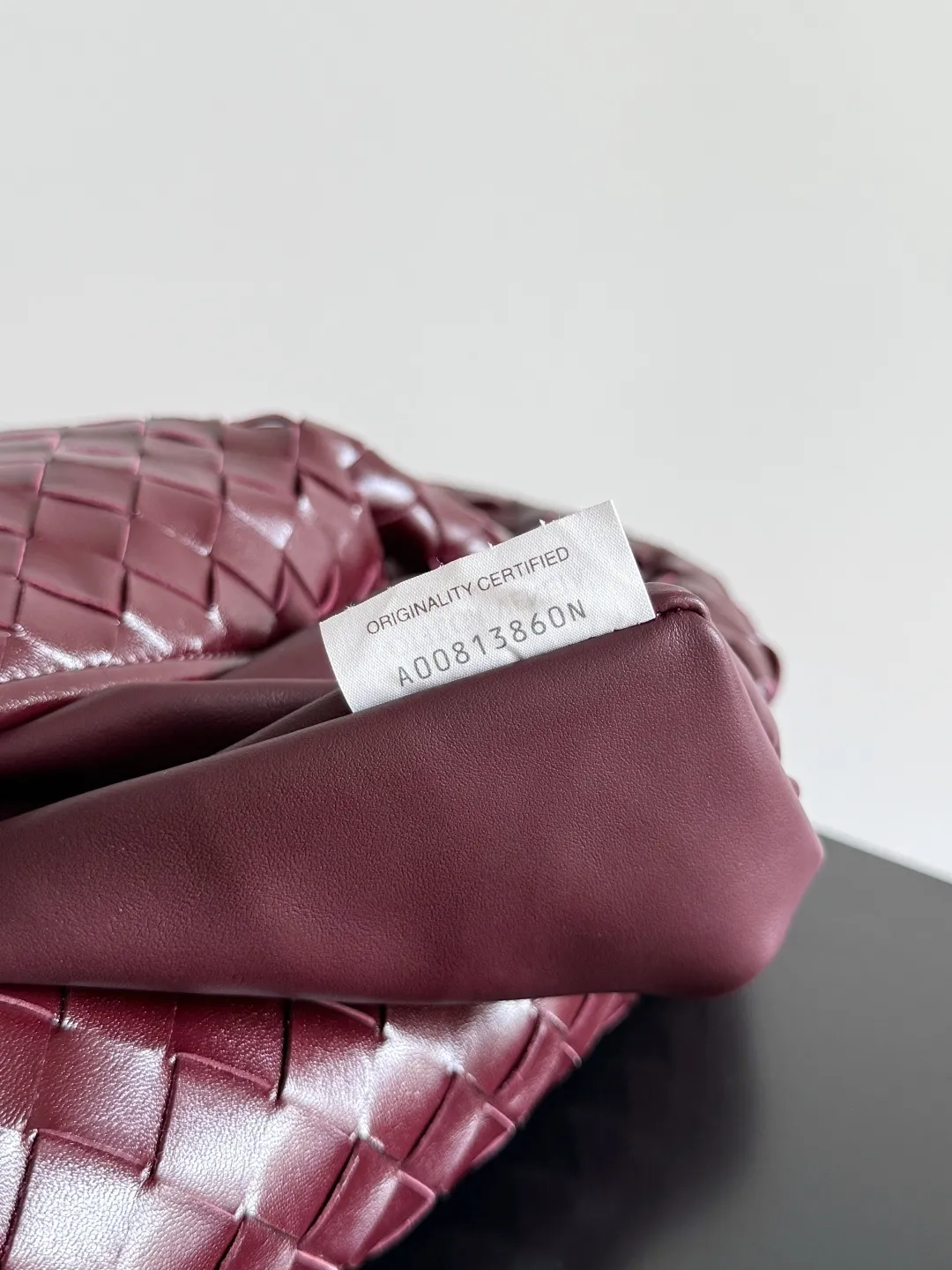 Batch 2160 Recently, I seem to be obsessed with this bag from BV~ The new Hop is really not too beautiful. The whole bag has no seams. The bag body and handles are made of one piece of leather. It embodies the style and essence of Bottega Veneta. It truly represents craftsmanship and creativity. The large size has a very loose and lazy upper body. Big bag lovers will definitely not regret buying it. Style number: 763970 Size: 53*24*13
